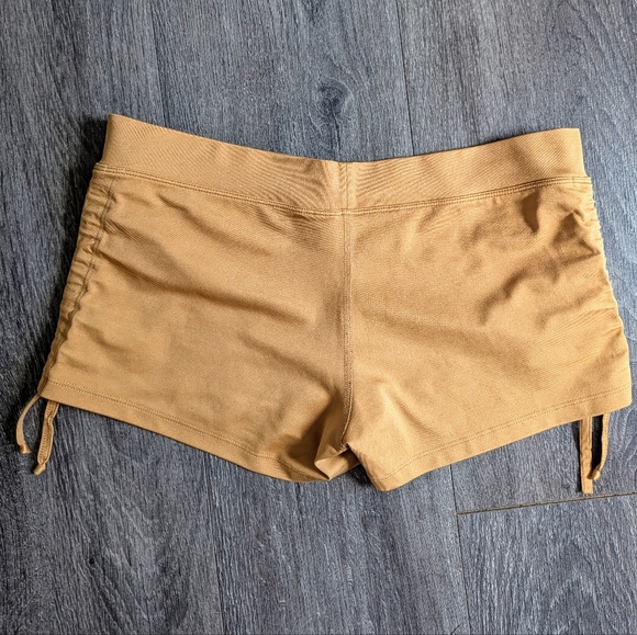 Mika Yoga Wear Shorts - Picture 2 of 6